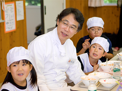 小学校を訪れる片岡 護シェフ