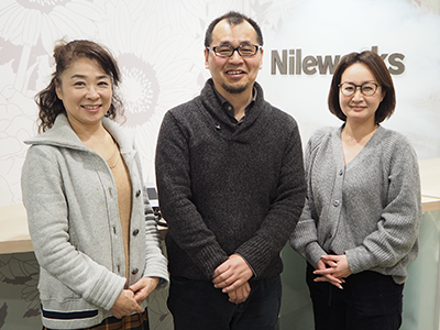 写真左より、取締役の田谷小百合さん、柳下社長、管理部広報室の森田麻依子さん